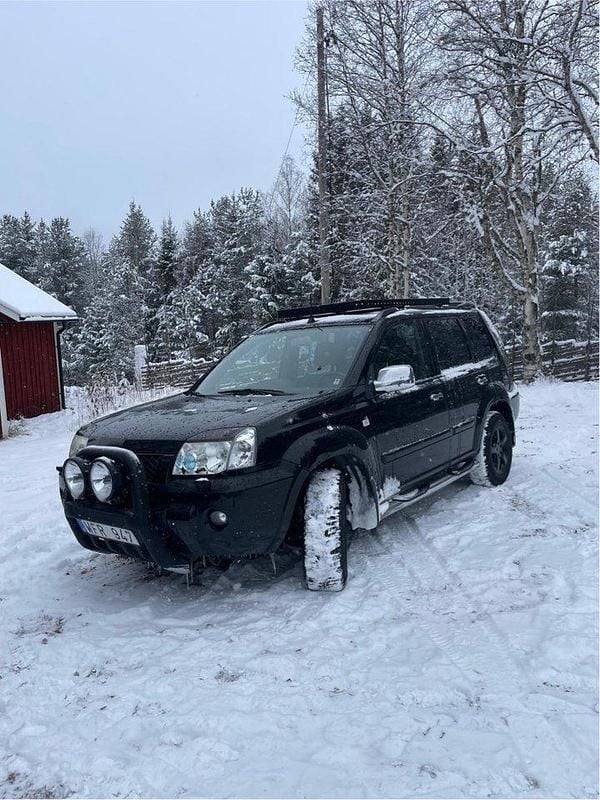 Svart Begagnad 2004 Nissan X-Trail SUV | 10 000 kr (Superpris) - Bild 1/1