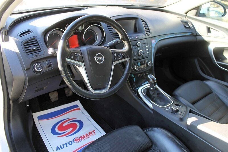 Begagnad Opel Insignia Cosmo 161 HK (118 kW) 2010 Vit Kombi