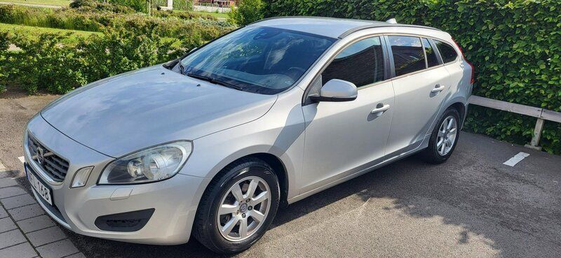 Grå Begagnad 2013 Volvo V60 Kombi | 75 000 kr (Superpris) - Bild 1/4