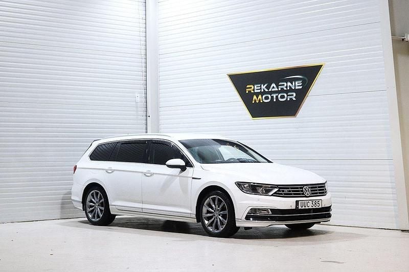 Vit Begagnad 2016 VW Passat R-line Kombi | 168 900 kr (Bra pris) - Bild 1/3