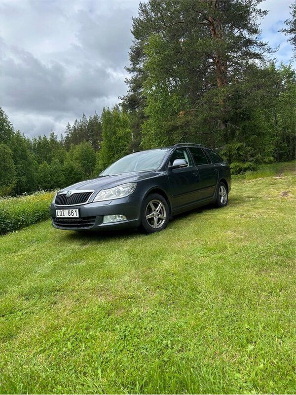 Grå Begagnad 2011 Skoda Octavia Elegance Kombi | 39 900 kr (Marknadspris) - Bild 1/4