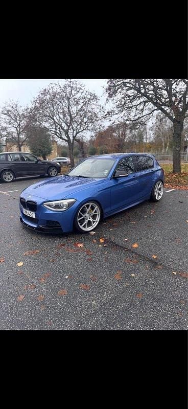 Blå Begagnad 2015 BMW 120 M Sport Halvkombi | 115 000 kr (Lite dyr) - Bild 1/4