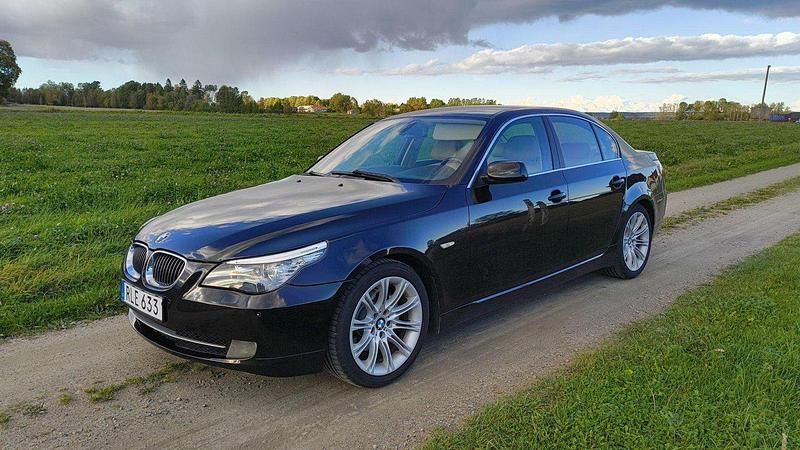 Svart Begagnad 2008 BMW 525 M Sport Sedan | 60 000 kr - Bild 1/4