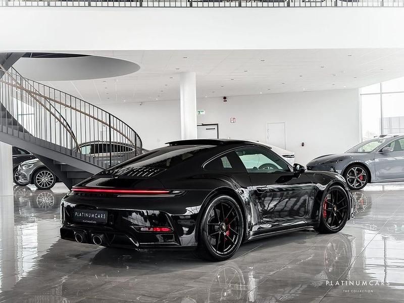 Ny Porsche 911 Carrera 4 GTS 540 HK (397 kW) 2025 Jet svart metallic Sportkupé