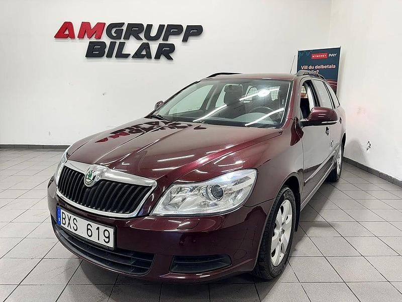 Mörkröd Begagnad 2009 Skoda Octavia Ambiente Kombi | 39 900 kr (Lite dyr) - Bild 1/4