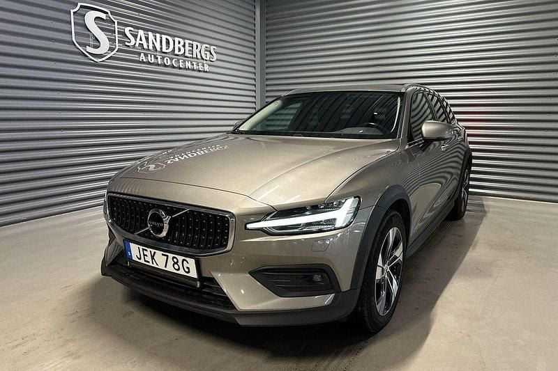 Grå Begagnad 2020 Volvo V60 CC Kombi | 309 500 kr (Marknadspris) - Bild 1/4