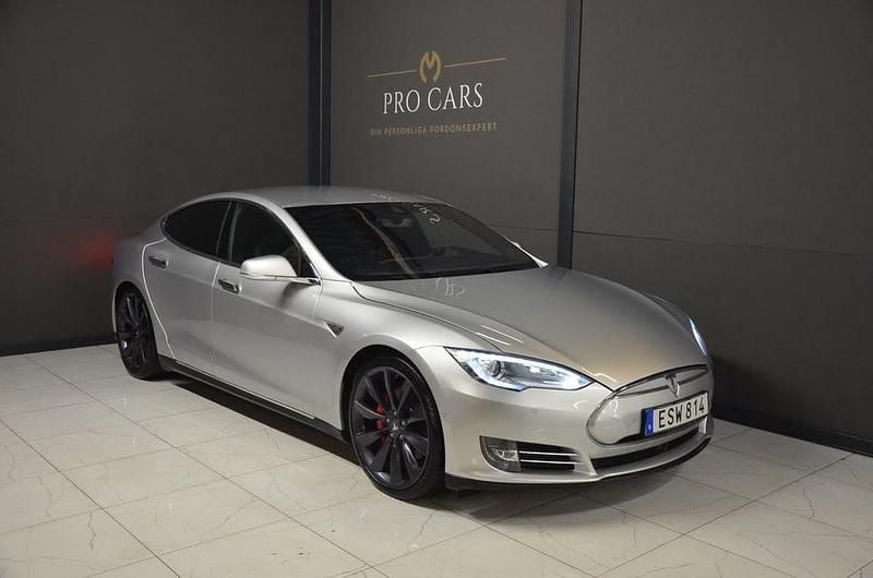 Grå Begagnad 2015 Tesla Model S Halvkombi | 269 000 kr (Lite dyr) - Bild 1/4