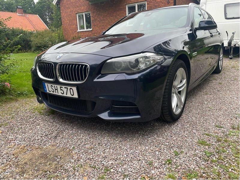 Blå Begagnad 2015 BMW 530 M Sport Kombi | 195 000 kr (Marknadspris) - Bild 1/4