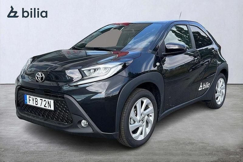 Svart Ny 2024 Toyota Aygo Comfort Halvkombi | 214 900 kr (Marknadspris) - Bild 1/3