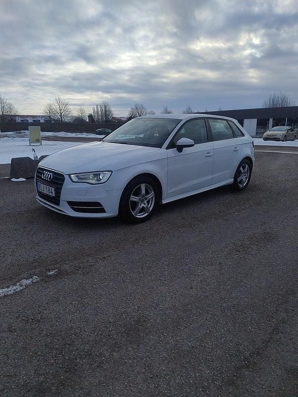 Vit Begagnad 2014 Audi A3 Sportback Attraction Halvkombi | 94 900 kr (Marknadspris) - Bild 1/4