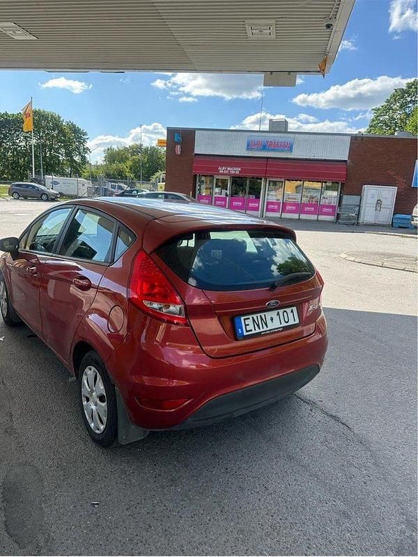 Orange Begagnad 2010 Ford Fiesta Trend Halvkombi | 27 000 kr (Bra pris) - Bild 1/4