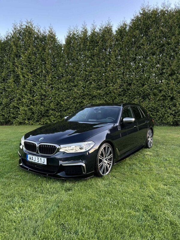 Svart Begagnad 2019 BMW M550 Sedan | 419 900 kr (Marknadspris) - Bild 1/4