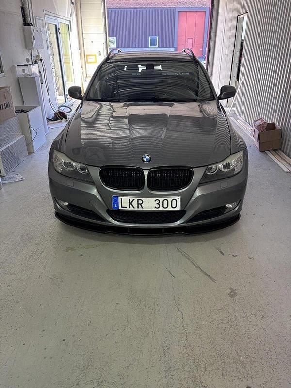 Grå Begagnad 2009 BMW 320 Kombi | 52 000 kr (Bra pris) - Bild 1/4