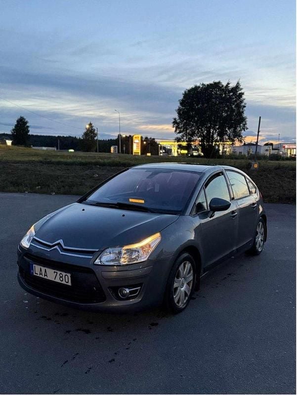 Grå Begagnad 2010 Citroën C4 Halvkombi | 24 000 kr (Marknadspris) - Bild 1/4