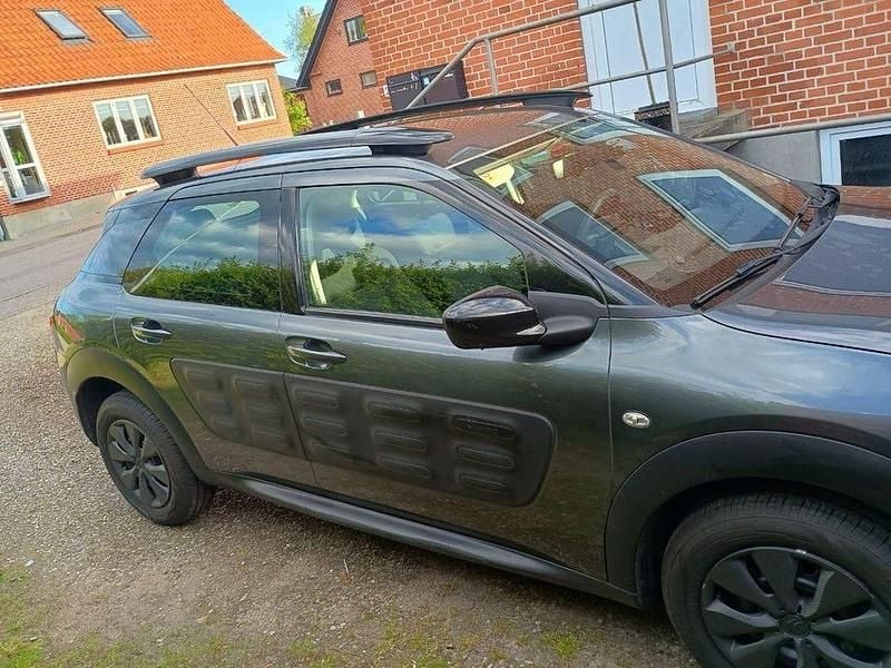 Grå Begagnad 2017 Citroën C4 Cactus Halvkombi | 95 000 kr (Marknadspris) - Bild 1/4