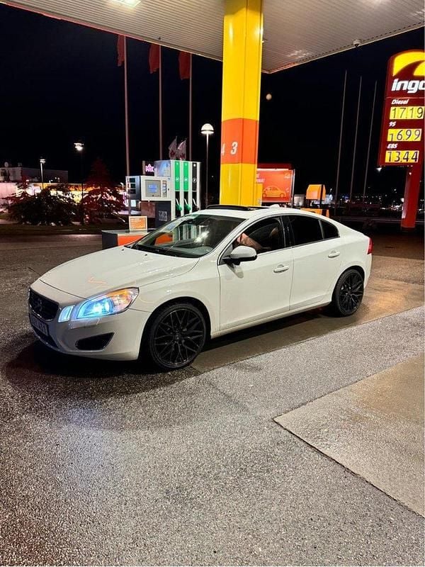 Vit Begagnad 2013 Volvo S60 Momentum Sedan | 105 000 kr (Marknadspris) - Bild 1/4