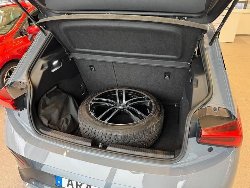 Begagnad Cupra Born e-Boost 170 kW (232 HK) 2023 Ljusgrå (grå) Halvkombi