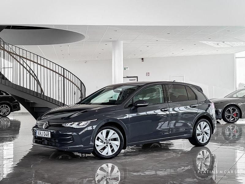 Mörkgrå (delfingrå) Ny 2025 VW Golf VIII Halvkombi | 309 000 kr (Marknadspris) - Bild 1/4