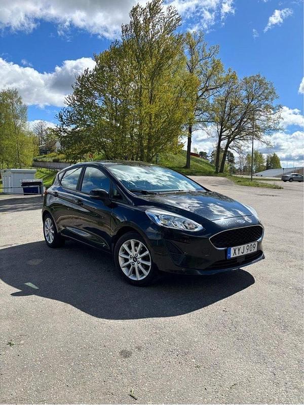 Svart Begagnad 2018 Ford Fiesta Trend Halvkombi | 57 000 kr (Marknadspris) - Bild 1/4