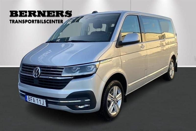 Silver Begagnad 2023 VW Caravelle Minibuss | 479 900 kr (Marknadspris) - Bild 1/4