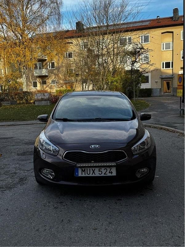 Brun Begagnad 2013 Kia Ceed Comfort Halvkombi | 57 500 kr (Bra pris) - Bild 1/4