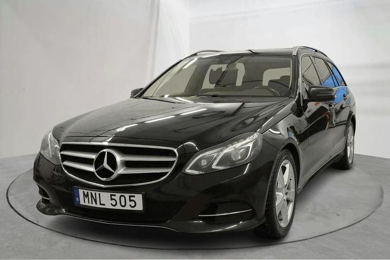 Svart Begagnad 2015 Mercedes E220 Avantgarde Kombi | 125 000 kr - Bild 1/4