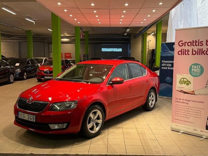 Röd Begagnad 2014 Skoda Octavia Elegance Halvkombi | 99 900 kr (Marknadspris) - Bild 1/4