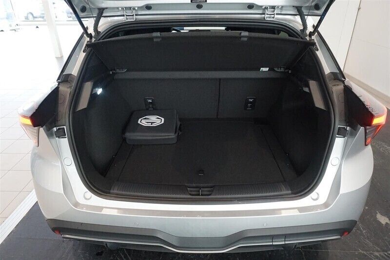 Begagnad MG MG4 EV Luxury 150 kW (204 HK) 2023 Grå/silver Halvkombi