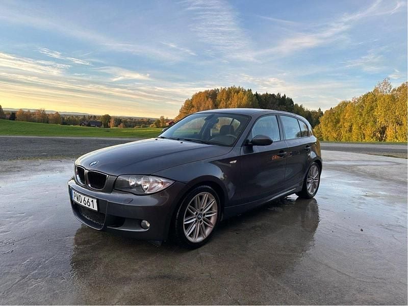 Grå Begagnad 2008 BMW 120 Advantage Halvkombi | 65 000 kr (Marknadspris) - Bild 1/4