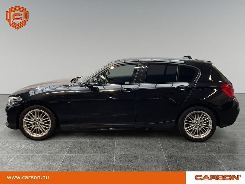 Begagnad BMW 118 Shadowline 136 HK (100 kW) 2018 Svart Halvkombi