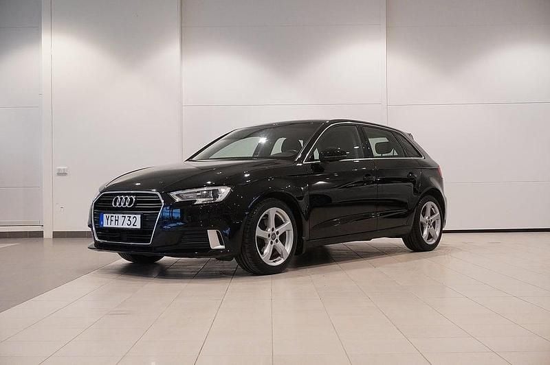 Svart Begagnad 2016 Audi A3 Sportback Comfort Halvkombi | 138 900 kr (Marknadspris) - Bild 1/4