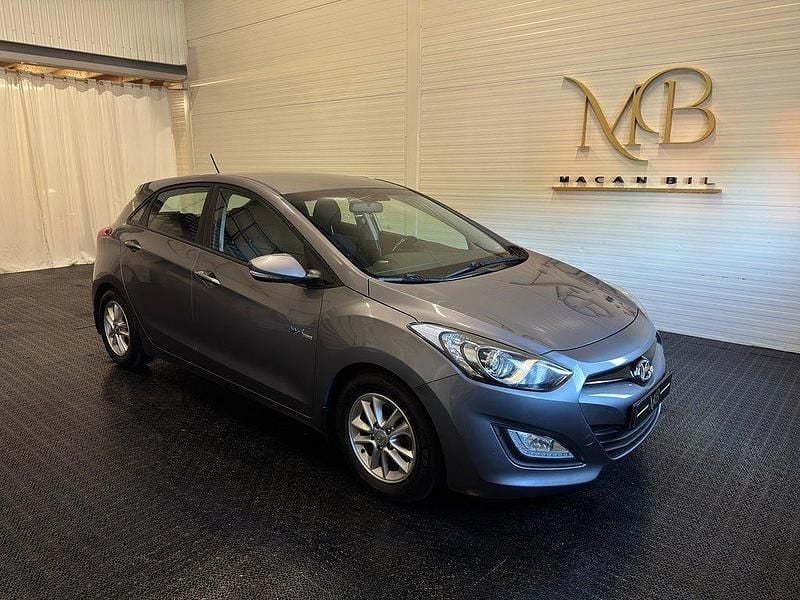 Grå Begagnad 2013 Hyundai i30 Sport Halvkombi | 64 900 kr (Marknadspris) - Bild 1/4