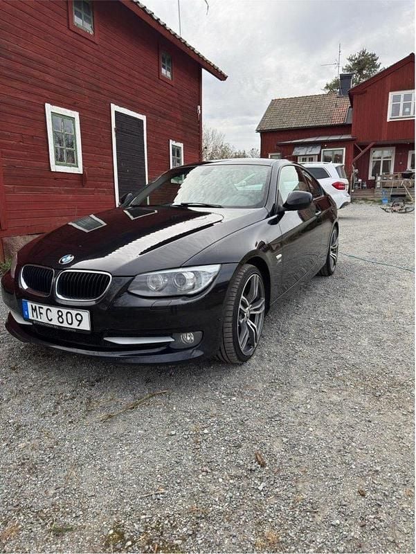 Svart Begagnad 2012 BMW 320 Comfort Edition Sportkupé | 119 000 kr (Marknadspris) - Bild 1/4