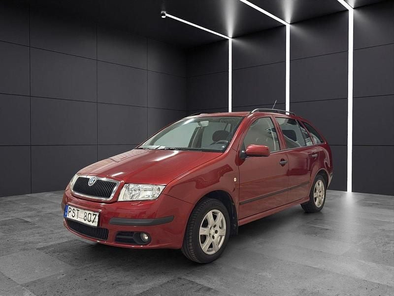 Mörkröd Begagnad 2007 Skoda Fabia Kombi | 29 900 kr (Marknadspris) - Bild 1/4