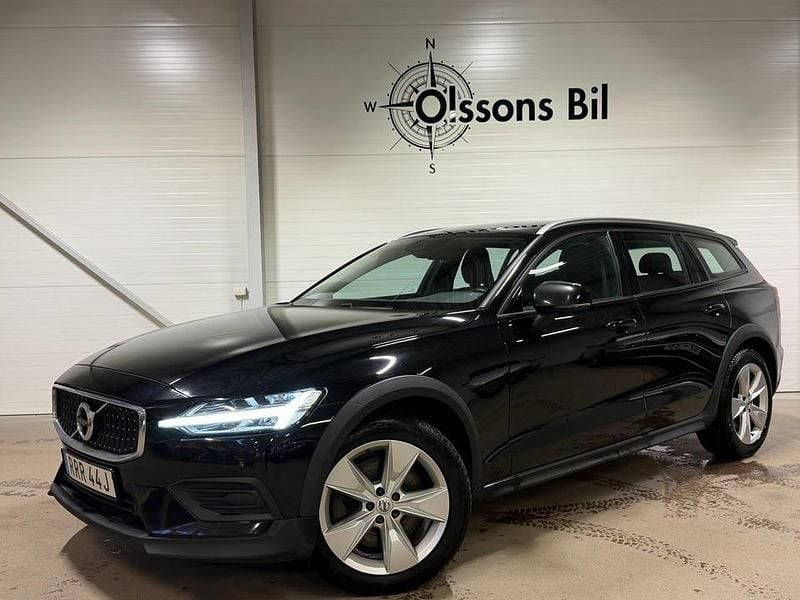Begagnad Volvo V60 CC Momentum 190 HK (139 kW) 2019 Svart Kombi