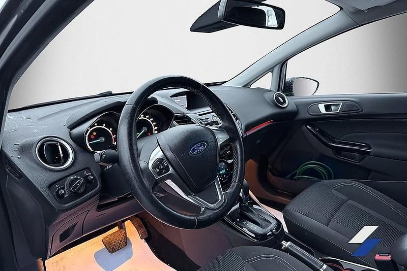 Begagnad Ford Fiesta Titanium 101 HK (74 kW) 2015 Grå Halvkombi