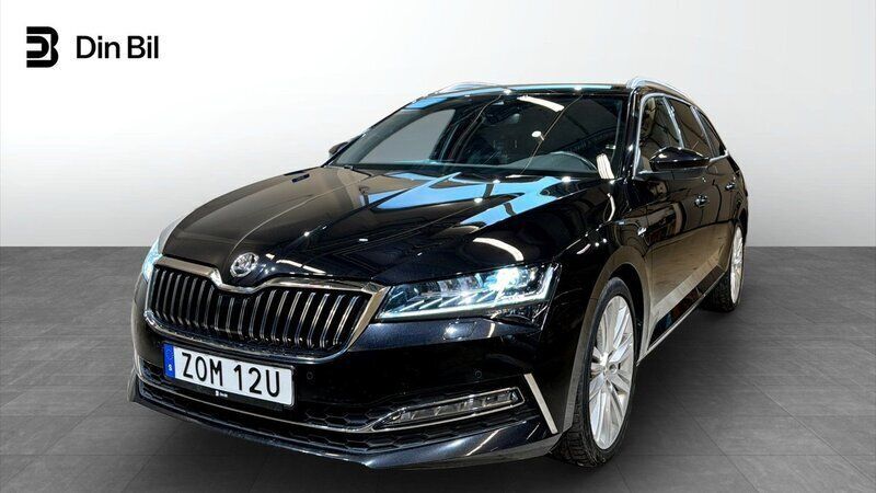 Svart Begagnad 2022 Skoda Superb Business Line Kombi | 364 900 kr (Marknadspris) - Bild 1/4