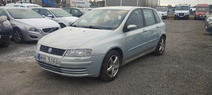 Ljusgrön (grön) Begagnad 2005 Fiat Stilo Dynamic Halvkombi | 12 900 kr - Bild 1/4