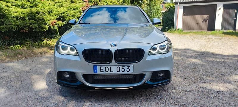 Silver Begagnad 2015 BMW 530 M Sport Kombi | 199 900 kr (Marknadspris) - Bild 1/4