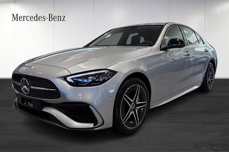 Ny 2025 Mercedes C300e Sedan | 619 650 kr (Marknadspris) - Bild 1/4