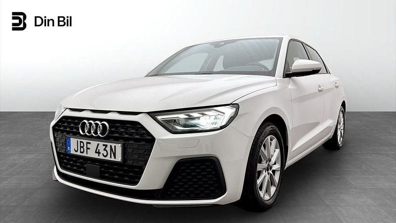 Cortinavit Begagnad 2025 Audi A1 Sportback Proline Halvkombi | 244 000 kr (Marknadspris) - Bild 1/4