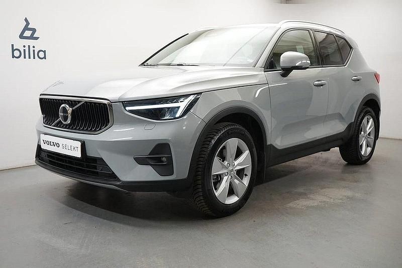 Grå Begagnad 2023 Volvo XC40 Core SUV | 359 900 kr (Marknadspris) - Bild 1/3