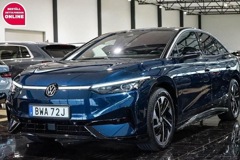 Blå Begagnad 2024 VW ID.7 Pro Sedan | 539 500 kr (Marknadspris) - Bild 1/4