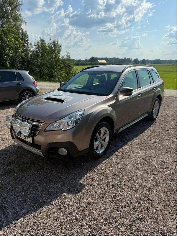 Brun Begagnad 2014 Subaru Outback SUV | 112 000 kr (Marknadspris) - Bild 1/4