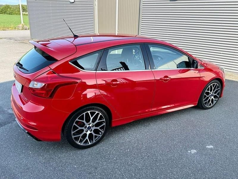 Begagnad Ford Focus Titanium 183 HK (134 kW) 2013 Röd Halvkombi