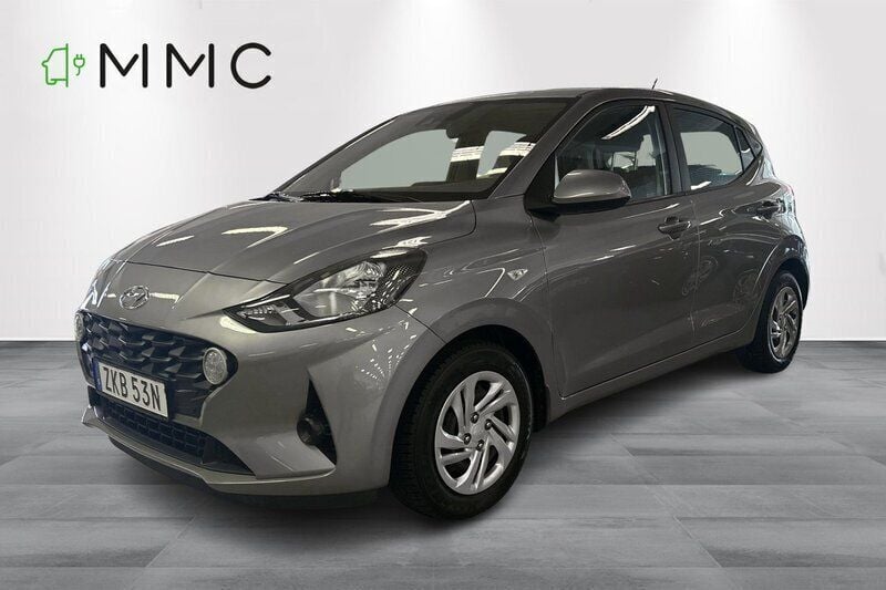Grå Begagnad 2022 Hyundai i10 Essential Halvkombi | 134 000 kr (Marknadspris) - Bild 1/4
