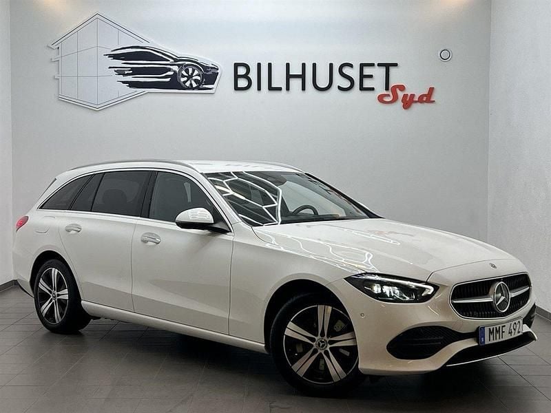 Vit Begagnad 2022 Mercedes C300e Avantgarde Kombi | 348 500 kr (Marknadspris) - Bild 1/4