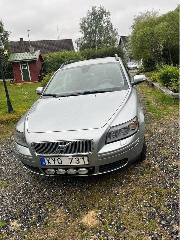 Silver Begagnad 2007 Volvo V50 Kinetic Kombi | 36 000 kr (Bra pris) - Bild 1/4
