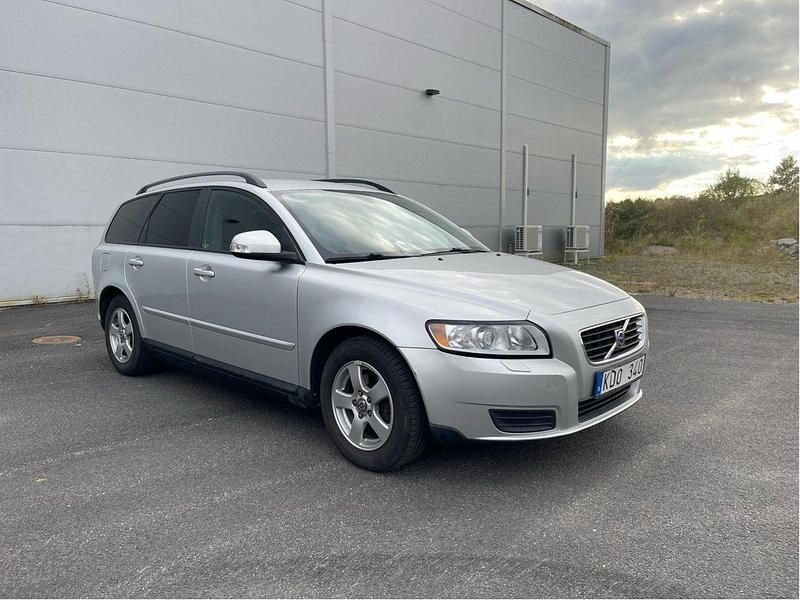 Grå Begagnad 2010 Volvo V50 Kombi | 49 000 kr (Dyr) - Bild 1/4