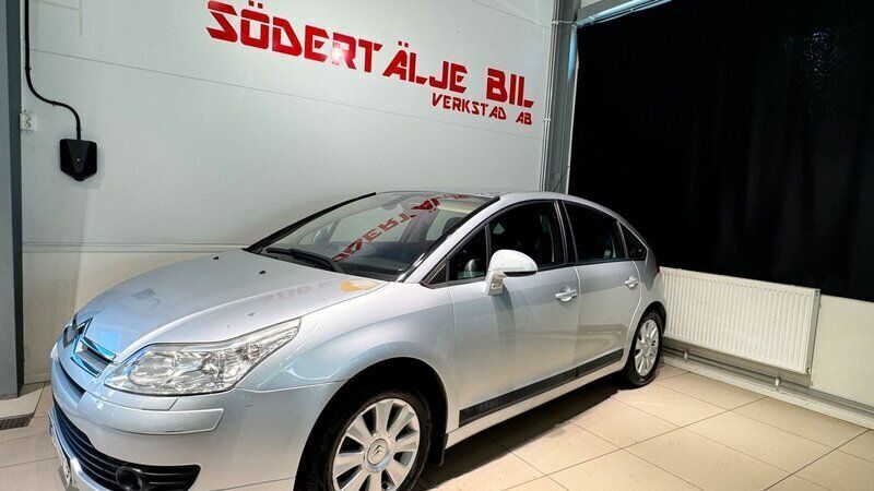 Silver Begagnad 2005 Citroën C4 Halvkombi | 29 900 kr (Marknadspris) - Bild 1/4